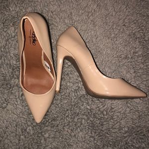 Nude pointed toe heels. 7.5